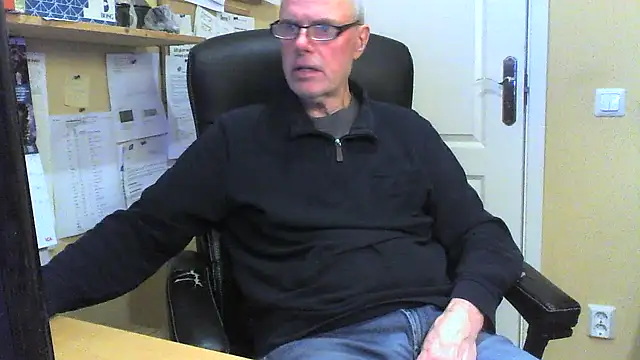 Snapshot of Klipparn chatting on 01/14/26, 02:12 Klipparn online show from 01/14/26, 02:12