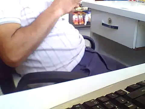 Snapshot of AMCIKSEVER42 chatting on 11/08/25, 09:31 AMCIKSEVER42 online show from 11/08/25, 09:31