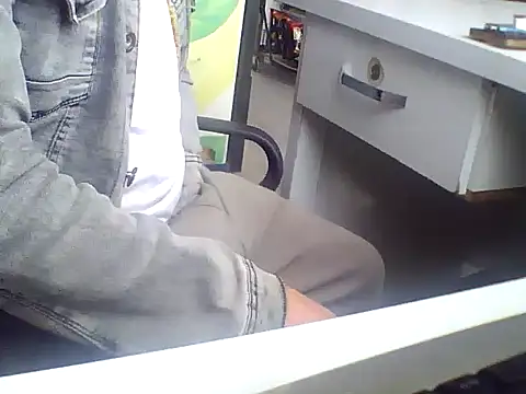 Snapshot of AMCIKSEVER42 chatting on 12/16/25, 12:32 AMCIKSEVER42 online show from 12/16/25, 12:32