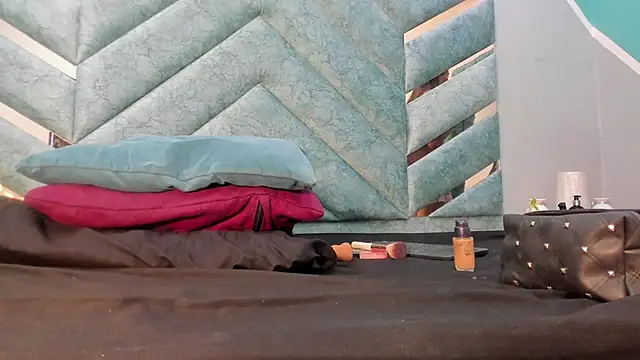 Snapshot of AngelineJolie chatting on 10/09/25, 07:01 AngelineJolie online show from 10/09/25, 07:01