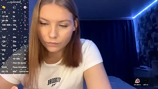 Snapshot of SwiiSweet chatting on 11/07/25, 04:07 SwiiSweet online show from 11/07/25, 04:07