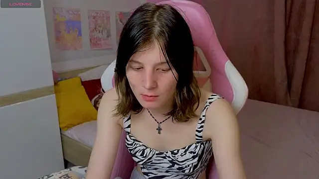 Snapshot of EllinEverly chatting on 06/19/26, 10:24 EllinEverly online show from 06/19/26, 10:24