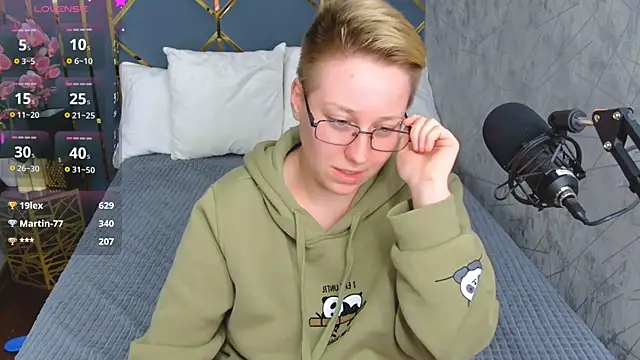 Snapshot of AlexandraGreen chatting on 10/06/25, 04:10 AlexandraGreen online show from 10/06/25, 04:10