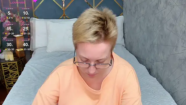 Snapshot of AlexandraGreen chatting on 10/12/25, 09:03 AlexandraGreen online show from 10/12/25, 09:03