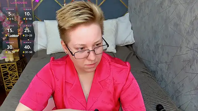 Snapshot of AlexandraGreen chatting on 10/17/25, 08:55 AlexandraGreen online show from 10/17/25, 08:55