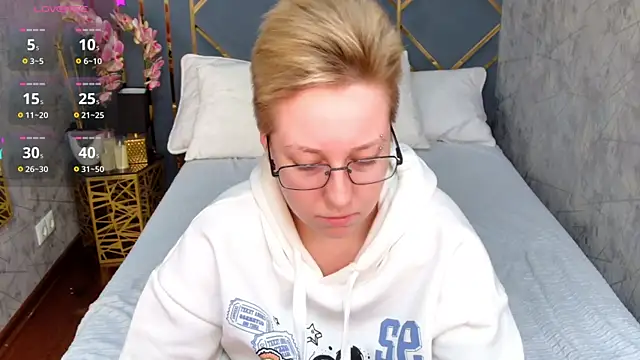 Snapshot of AlexandraGreen chatting on 10/21/25, 03:57 AlexandraGreen online show from 10/21/25, 03:57