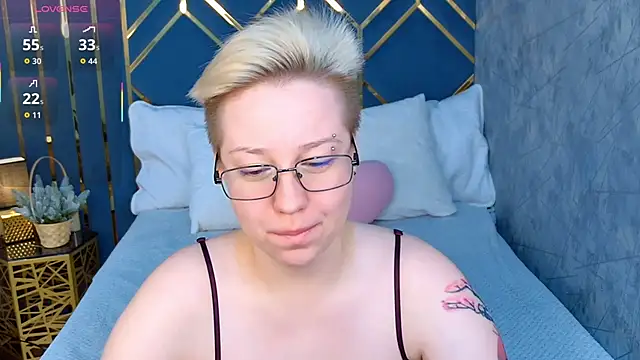 Snapshot of AlexandraGreen chatting on 12/14/25, 04:01 AlexandraGreen online show from 12/14/25, 04:01