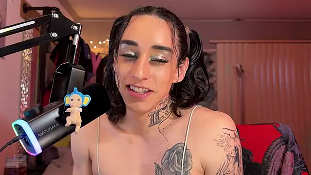 Snapshot of xoFrankie chatting on 06/06/26, 02:27 xoFrankie online show from 06/06/26, 02:27