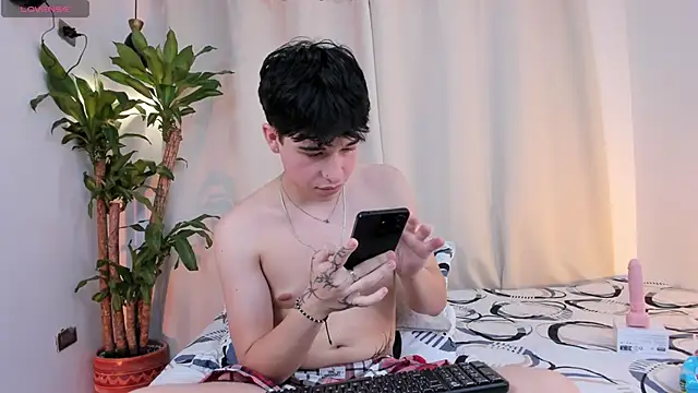 Snapshot of mrhot_night chatting on 04/19/26, 11:07 mrhot night online show from 04/19/26, 11:07