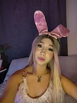 Snapshot of Ella_rr chatting on 04/03/26, 02:42 Ella rr online show from 04/03/26, 02:42