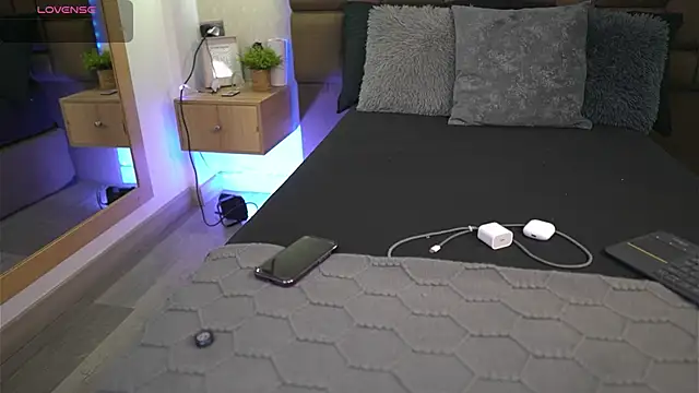 Snapshot of Julieth_Rojas chatting on 04/12/26, 04:17 Julieth Rojas online show from 04/12/26, 04:17