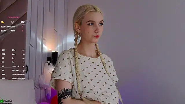 Snapshot of SaraHearts chatting on 10/29/25, 01:41 SaraHearts online show from 10/29/25, 01:41