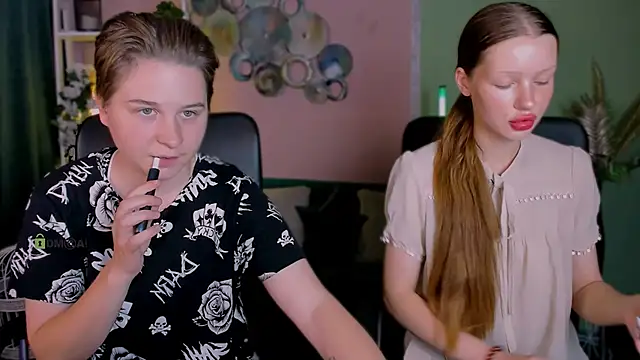 Snapshot of khloebeauty chatting on 09/24/25, 05:44 khloebeauty online show from 09/24/25, 05:44