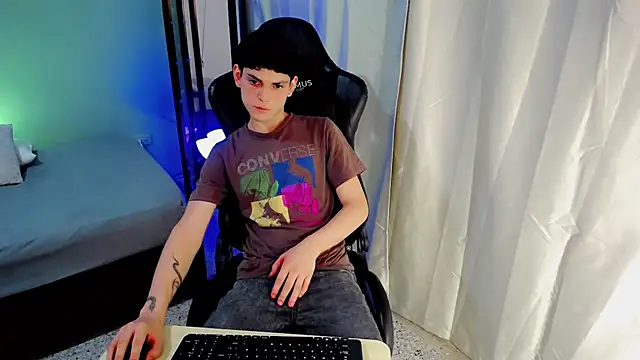 dilan hott  online show from 09/15/25, 08:09