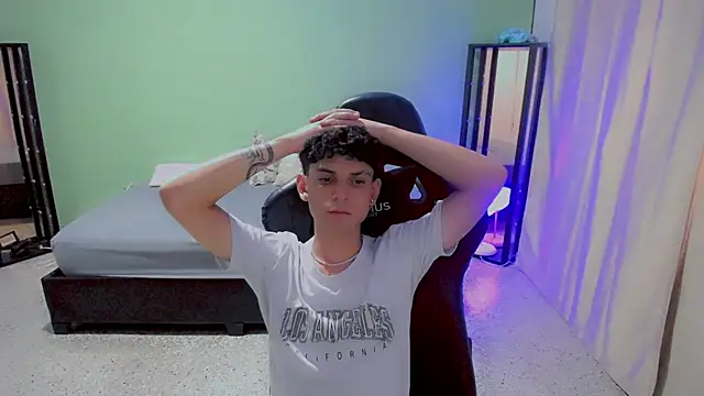 dilan hott  online show from 09/19/25, 09:15