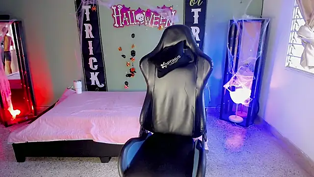 dilan hott  online show from 10/30/25, 08:31