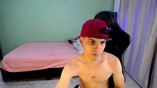 dilan hott  online show from 11/17/25, 08:25