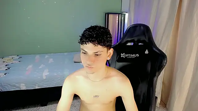 dilan hott  online show from 11/24/25, 06:18