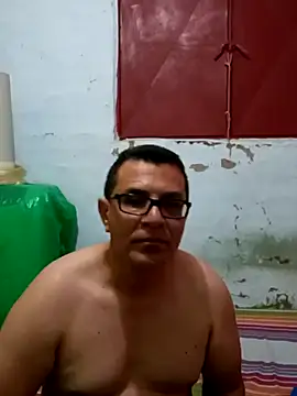 Snapshot of voyerista50 chatting on 09/25/25, 05:33 voyerista50 online show from 09/25/25, 05:33