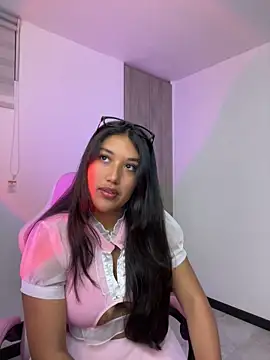 Snapshot of SharaRous chatting on 06/17/26, 12:57 SharaRous online show from 06/17/26, 12:57