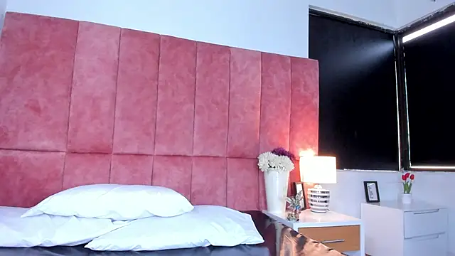 Snapshot of kittyy_milk_001 chatting on 12/18/25, 07:42 kittyy milk 001 online show from 12/18/25, 07:42