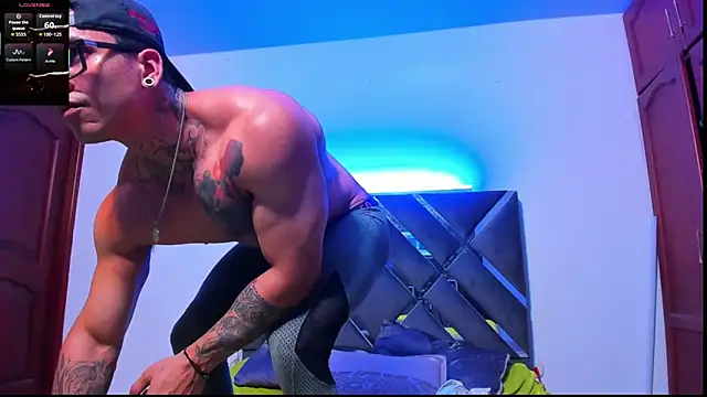 Snapshot of ArnoldSexy_ chatting on 10/24/25, 04:14 ArnoldSexy online show from 10/24/25, 04:14