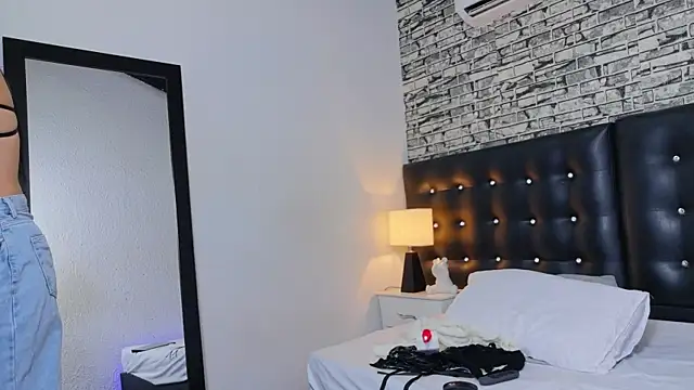 Snapshot of Martina_thompson69 chatting on 09/11/25, 01:33 Martina thompson69 online show from 09/11/25, 01:33