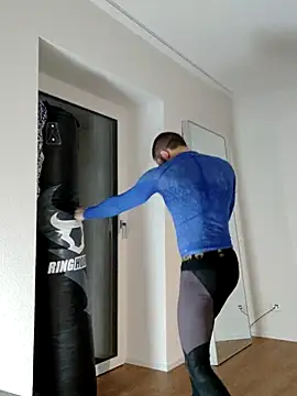 Snapshot of EyesNeverLies chatting on 09/28/25, 03:23 EyesNeverLies online show from 09/28/25, 03:23