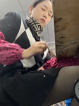 Snapshot of DHJM168 chatting on 12/17/25, 01:00 DHJM168 online show from 12/17/25, 01:00