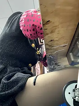 Snapshot of DHJM168 chatting on 12/18/25, 01:11 DHJM168 online show from 12/18/25, 01:11