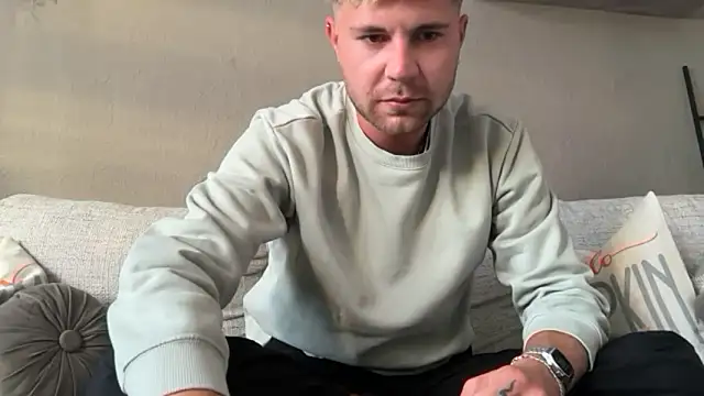 Snapshot of RioBlaze chatting on 09/14/25, 05:01 RioBlaze online show from 09/14/25, 05:01