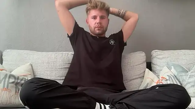 Snapshot of RioBlaze chatting on 09/20/25, 01:01 RioBlaze online show from 09/20/25, 01:01