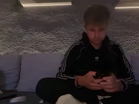 Snapshot of RioBlaze chatting on 10/27/25, 09:08 RioBlaze online show from 10/27/25, 09:08