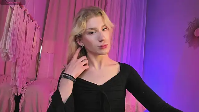 Snapshot of ArianaWest_ chatting on 10/03/25, 04:37 ArianaWest  online show from 10/03/25, 04:37