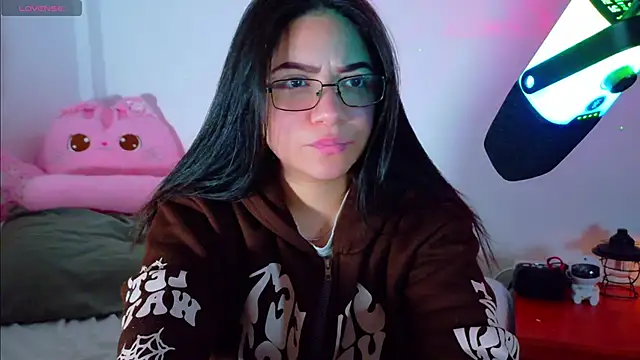 Snapshot of SofiKray chatting on 12/21/25, 09:44 SofiKray online show from 12/21/25, 09:44