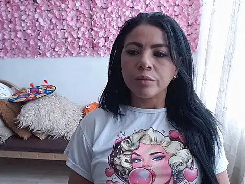 Snapshot of estrellahot01 chatting on 09/14/25, 03:00 estrellahot01 online show from 09/14/25, 03:00