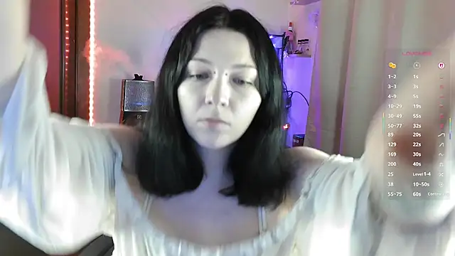 Snapshot of Liraras chatting on 11/18/25, 05:23 Liraras online show from 11/18/25, 05:23