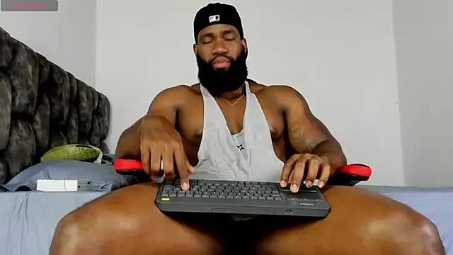 Snapshot of james_musclebbc chatting on 04/16/26, 11:07 james musclebbc online show from 04/16/26, 11:07