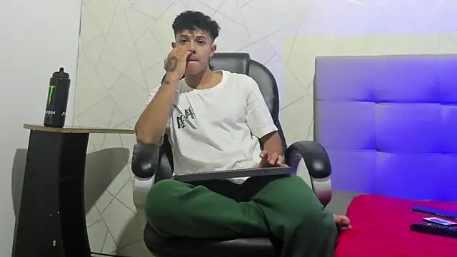 Alex Colton7 online show from 12/14/25, 03:34