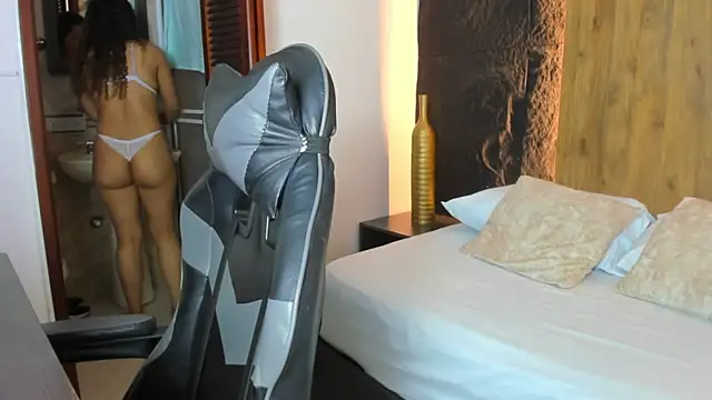 Snapshot of angie_leonn chatting on 02/19/26, 12:23 angie leonn online show from 02/19/26, 12:23