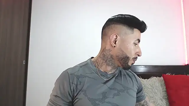 Snapshot of andrea_de_lucaa chatting on 03/17/26, 02:05 andrea de lucaa online show from 03/17/26, 02:05