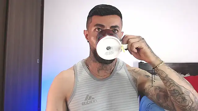 Snapshot of andrea_de_lucaa chatting on 04/08/26, 04:01 andrea de lucaa online show from 04/08/26, 04:01