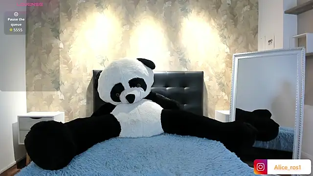 Snapshot of alice_rose5 chatting on 10/06/25, 03:37 alice rose5 online show from 10/06/25, 03:37