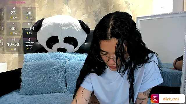 Snapshot of alice_rose5 chatting on 10/17/25, 03:53 alice rose5 online show from 10/17/25, 03:53