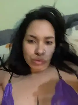 Snapshot of Vixxen_99 chatting on 11/17/25, 04:18 Vixxen 99 online show from 11/17/25, 04:18