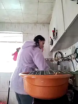 Snapshot of lindasyt chatting on 12/18/25, 08:37 lindasyt online show from 12/18/25, 08:37