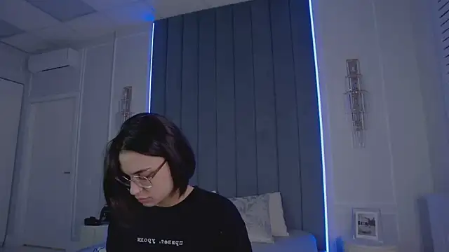 Snapshot of VioletAsh chatting on 04/05/26, 04:20 VioletAsh online show from 04/05/26, 04:20