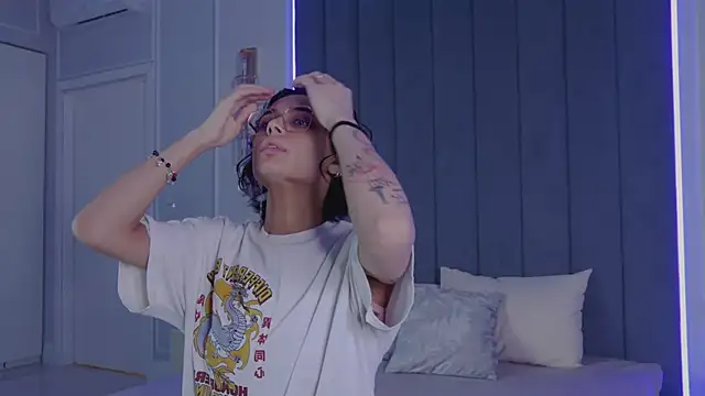 Snapshot of VioletAsh chatting on 04/14/26, 04:29 VioletAsh online show from 04/14/26, 04:29