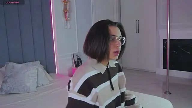 Snapshot of VioletAsh chatting on 04/23/26, 04:14 VioletAsh online show from 04/23/26, 04:14