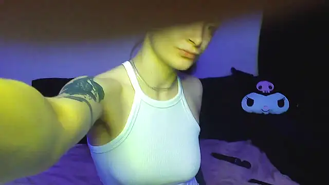 Snapshot of __Leyla__ chatting on 09/17/25, 07:04   Leyla   online show from 09/17/25, 07:04
